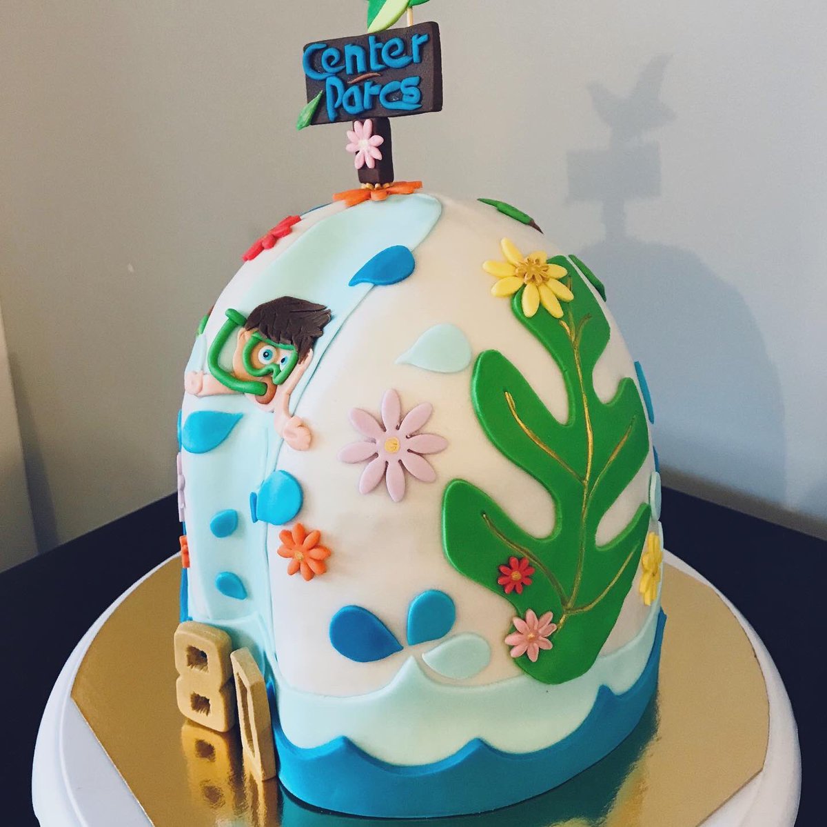 Mgx49's tweet photo. [CENTER PARCS 🍃] 
Un week-end de folie dans une bulle aquatique et forestière 💦🥳 • Ganache #schokobons • Génoise #vanilledebourbon 
#centerparcs #cakedesign #parcaquatique #cottages #Vacances #Angers @ZODIO_ANGERS @FoudePatisserie @allocakes https://t.co/2aR3xx7oek