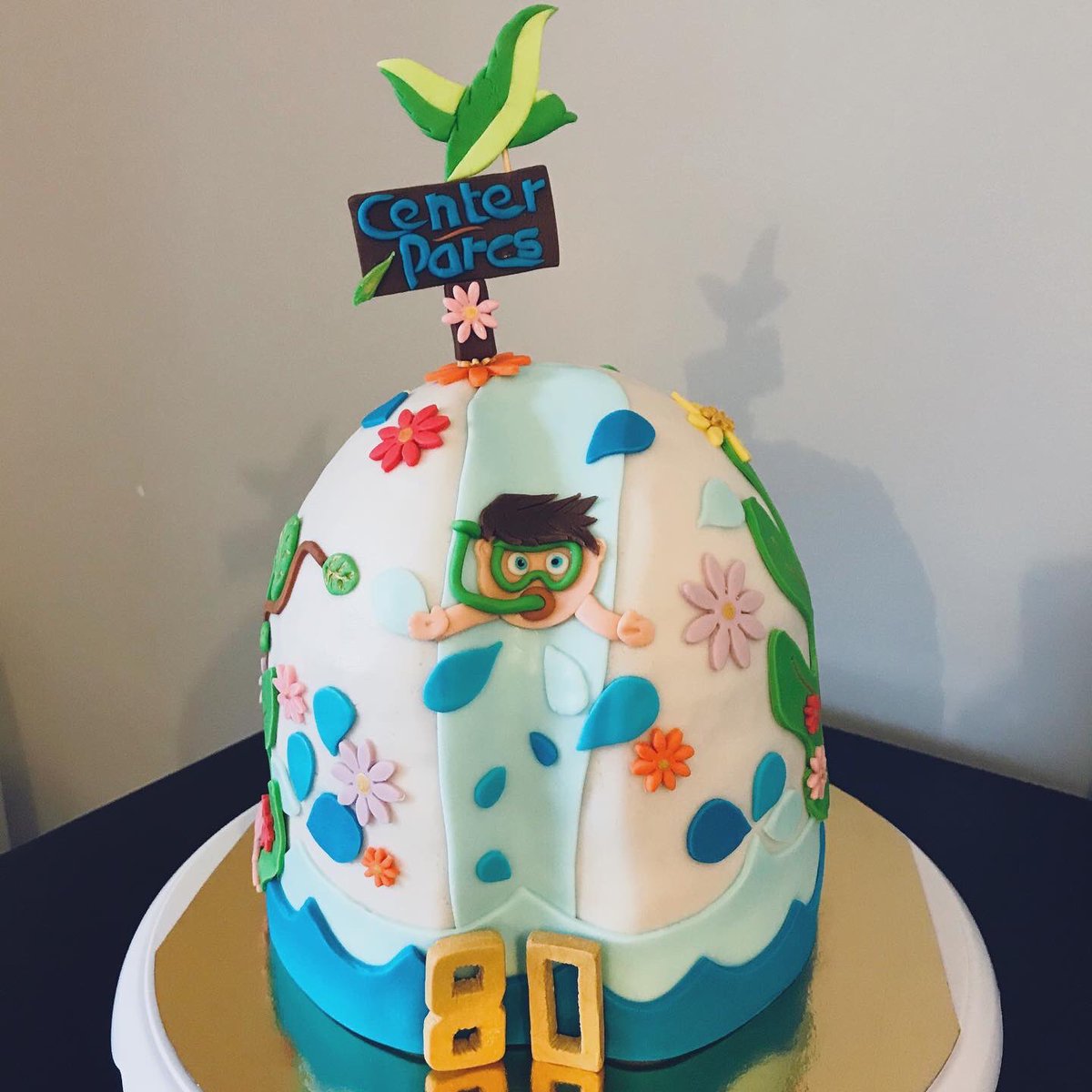 Mgx49's tweet photo. [CENTER PARCS 🍃] 
Un week-end de folie dans une bulle aquatique et forestière 💦🥳 • Ganache #schokobons • Génoise #vanilledebourbon 
#centerparcs #cakedesign #parcaquatique #cottages #Vacances #Angers @ZODIO_ANGERS @FoudePatisserie @allocakes https://t.co/2aR3xx7oek