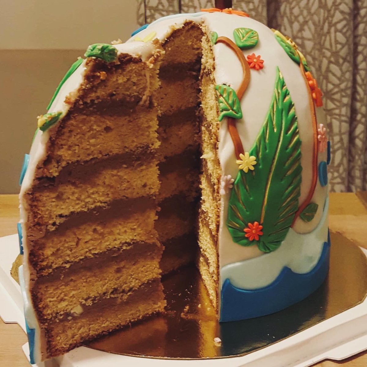 Mgx49's tweet photo. [CENTER PARCS 🍃] 
Un week-end de folie dans une bulle aquatique et forestière 💦🥳 • Ganache #schokobons • Génoise #vanilledebourbon 
#centerparcs #cakedesign #parcaquatique #cottages #Vacances #Angers @ZODIO_ANGERS @FoudePatisserie @allocakes https://t.co/2aR3xx7oek