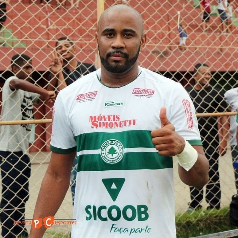 viniiantunes_'s tweet photo. O Pinheiros anunciou nas redes sociais a permanência do zagueiro Fabiano, 36 anos, para a disputa do #CapixabãoSérieB2020. O atleta jogou dez partidas na #CopaES2019. 

📸 @pcesportes 

#FutebolCapixaba #Pinheiros https://t.co/Gkc8MmD56H