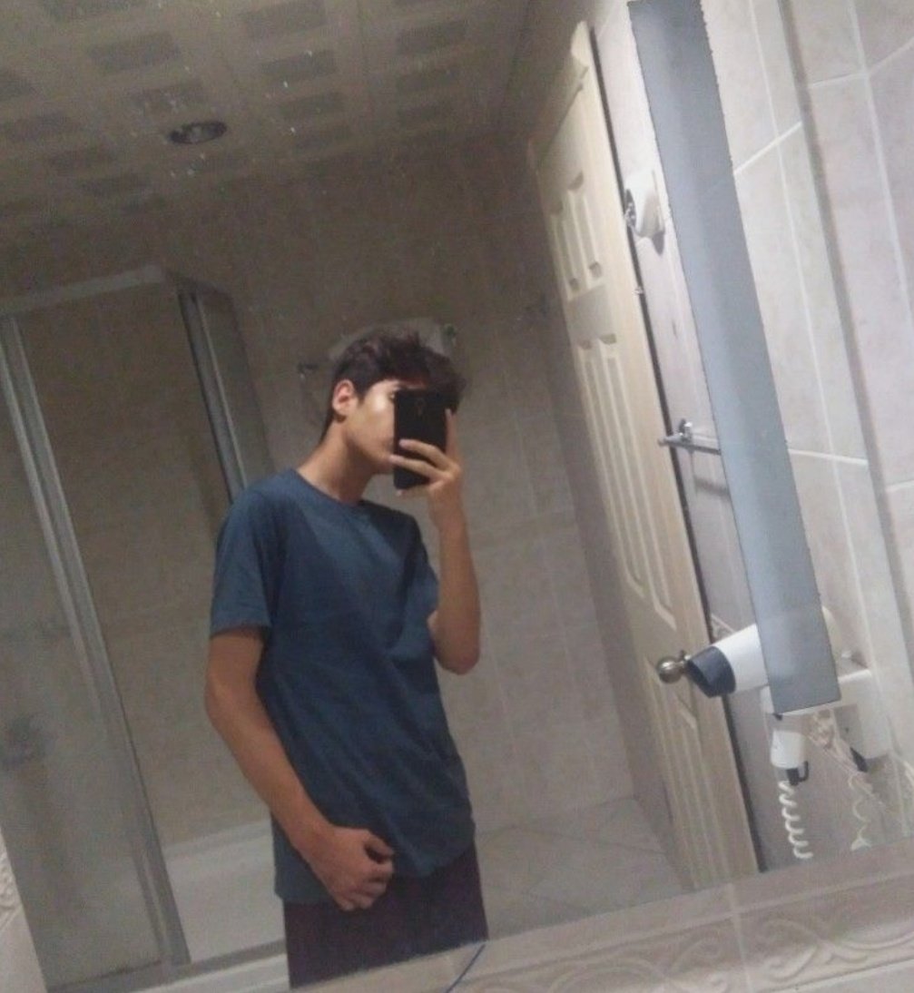 Bir marti göğü ikiye bölüyor 
Yakınlar da deniz olmali diyorum
Sonra gözlerin geliyor aklıma.