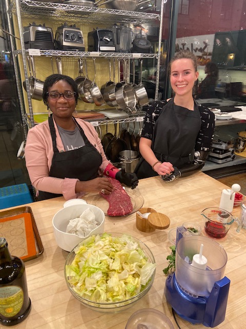 HangerNews's tweet photo. New skills, new friends, new confidence. Shout-out to everyone who came out to the adaptive cooking classes hosted by our Ohio Valley #HangerClinic teams at @sur_la_table! You all rocked it. ๐ฆพ๐ฝ๏ธ #LiveEmpowered #AdaptiveCooking https://t.co/CnoDare4XM