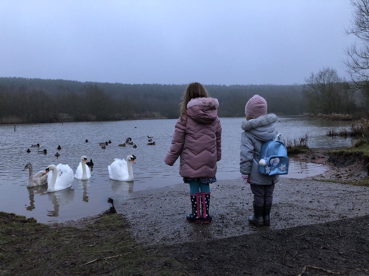 PakulaMark's tweet image. Definitely going to do more walking next year, good for the soul. Wintery walk with the fam and somehow none of the children fell over 🙌 #FridayFeeling #FridayMotivation #ReWilding