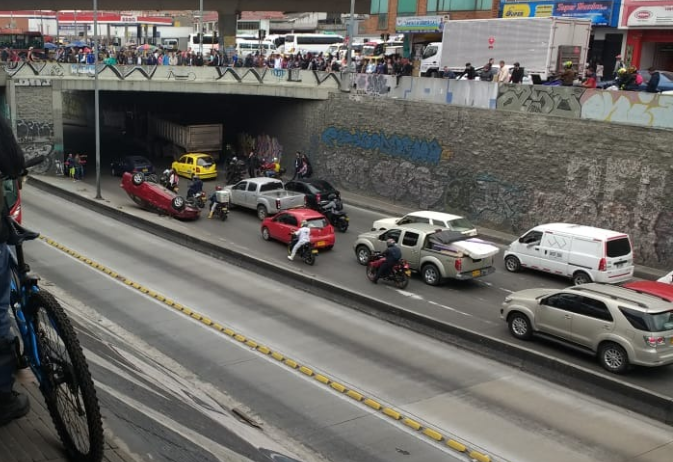 BogotaTransito's tweet photo. ⚠️ Se presenta volcamiento de vehículo tipo  automóvil  🚗    en la Autosur  con Carrera 68, sentido Occidente - Oriente.

Unidad de 👮 @TransitoBta y 🚑 asignada https://t.co/SxkQYX2J3r