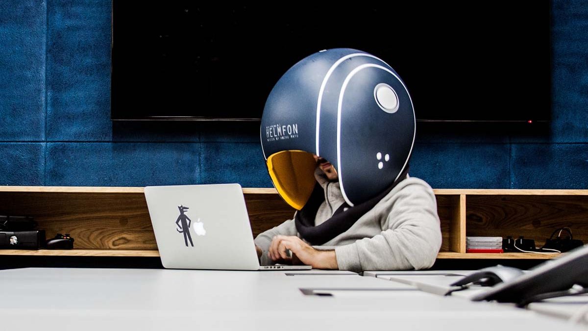 thebiznation_'s tweet photo. Diseñado por la firma ucraniana Hochu Rayu, #Helmfon es una casco gigante pero ligero que puede usarse para aislarte de todo lo que te rodea, consiguiendo así un "ambiente" alejado del mundo. Cuenta con altavoces integrados y un micrófono que permite tener tu "espacio". https://t.co/Z6PsDUjVcs