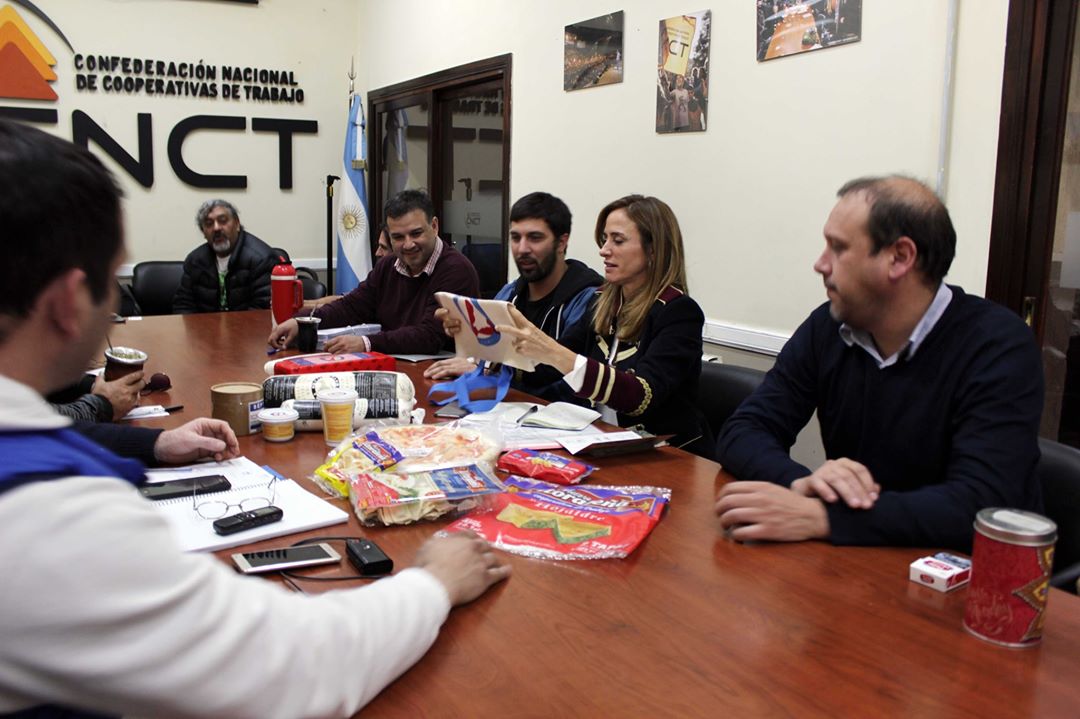 cnctargentina's tweet photo. #Repaso2019
TRABAJAR CONTRA EL HAMBRE
Encuentro de fábricas recuperadas y cooperativas del rubro alimenticio con @vtolosapaz.
Qué producen, necesidades del sector, ley de góndolas y encadenamientos productivos fueron algunos de los temas destacados.
🔗https://t.co/pSmBuULHPD https://t.co/1XKePLU5VL