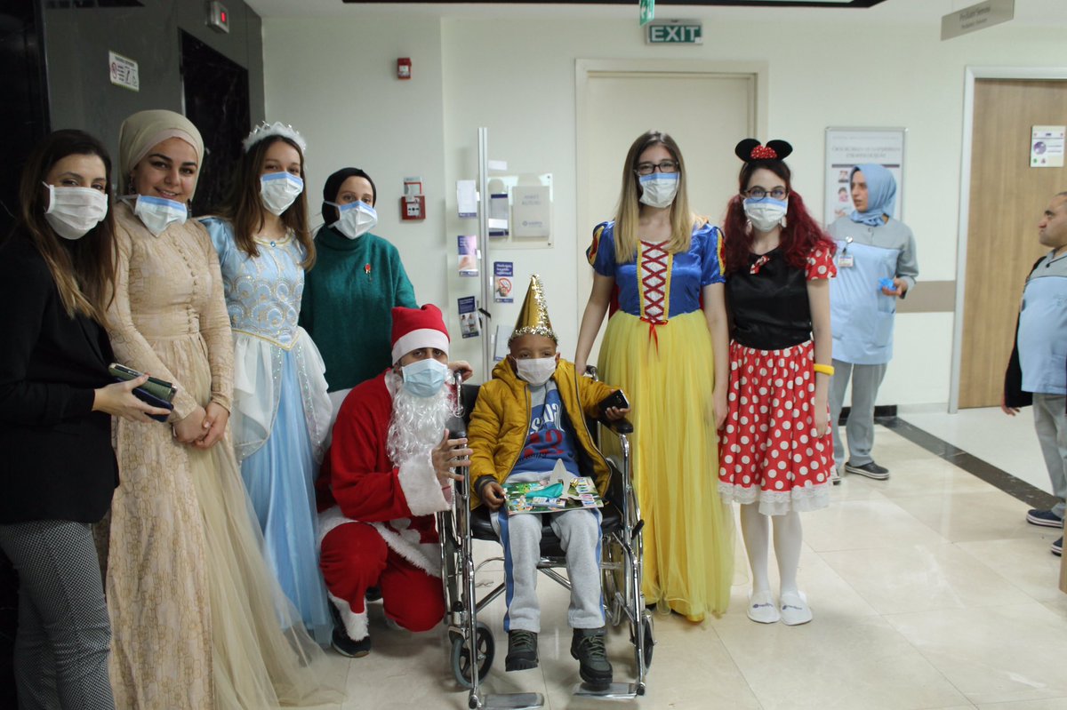 medipolcevre's tweet photo. Çevre Kulübü olarak Onkoloji hastası çocuklarımızın yüzlerinde gülümseme sebebi olmak için Medipol Mega Hastanesi’nde düzenlediğimiz yılbaşı partisinde güzel anılar biriktirdik. https://t.co/zku0X77RJy