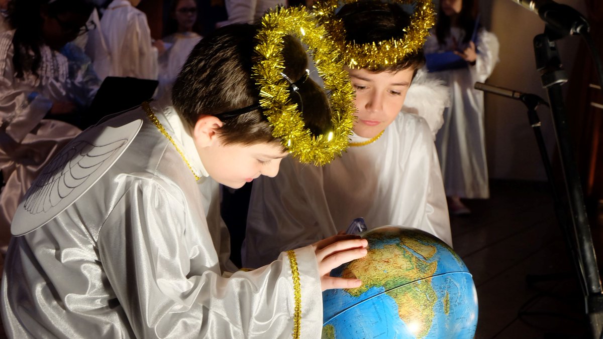 NtraSraVictoria's tweet photo. Este fotomontaje quiere ser una síntesis de todas las actividades realizadas en nuestro Centro para preparar, celebrar y vivir la Navidad.¡Gracias a toda la Comunidad Educativa por la ilusión, la entrega en hacer posible el anuncio del nacimiento de Jesús! https://t.co/9xo1yVOtGB https://t.co/uvPSEex2P2