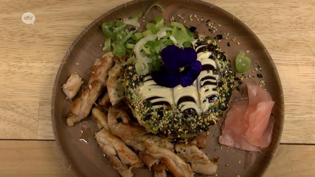 atvbe's tweet photo. Japanse streetfood verovert Antwerpen. #atvbe #okoz #okonomiyaki #Antwerpen 
https://t.co/zlgnWk7vxM https://t.co/IOAV5VMxIh