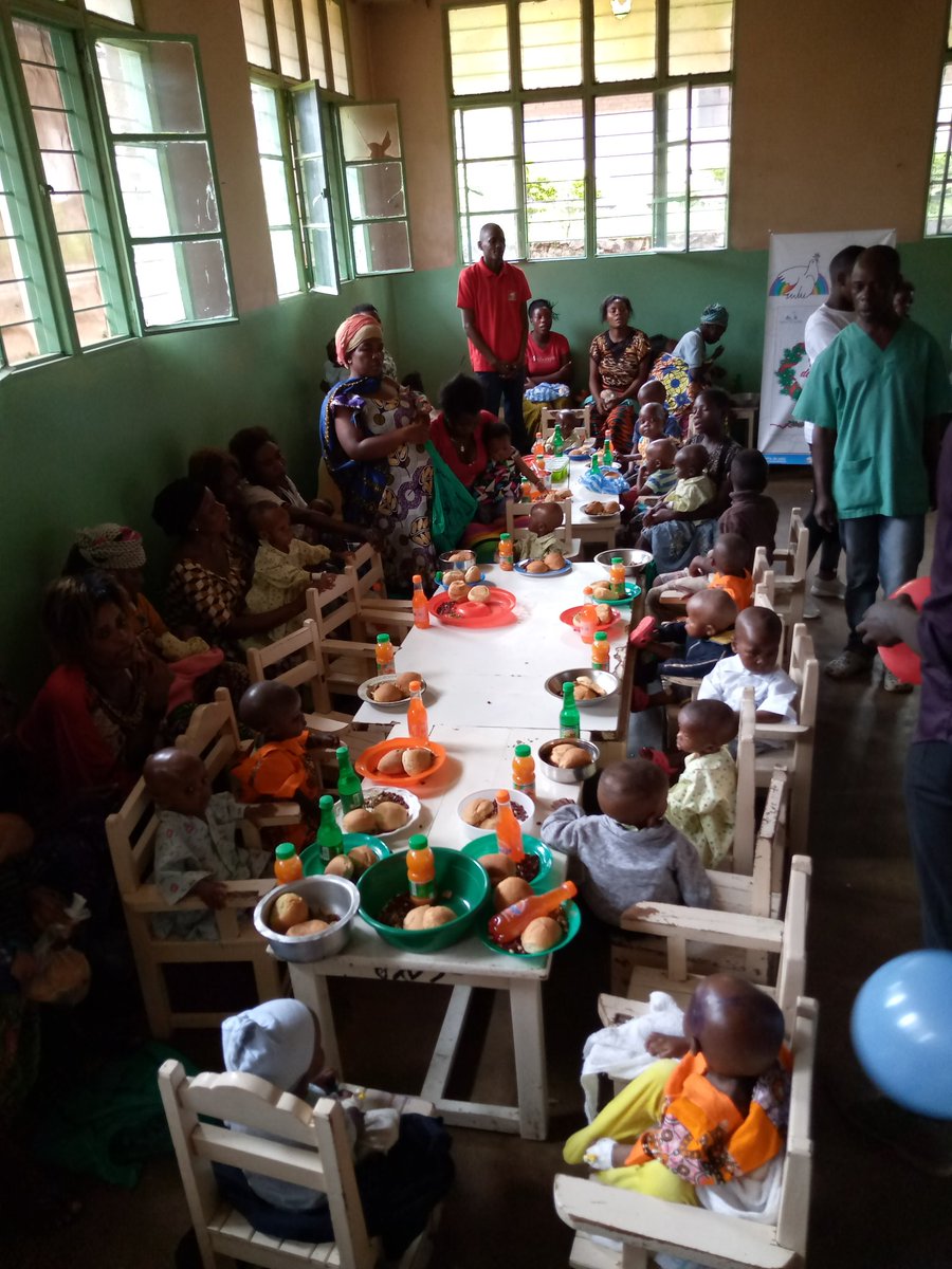 Repas de Noël avec les enfants mal nutris et leurs parents à l'hôpital général provincial de Bukavu #natal #natale2019  #xmas2019  #santegidio