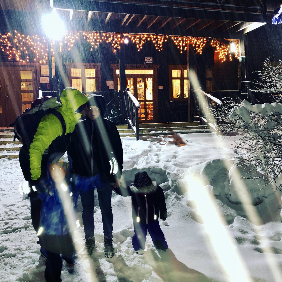 SadykPasza's tweet photo. No dobra trochę przesadziłem z tym szybkim spacerem w góry z rodziną 😍 #zima #Cyrla #Rytro #familytime #schronisko #wycieczka #beskidy #beskidsądecki https://t.co/vRbFSgz4Jj
