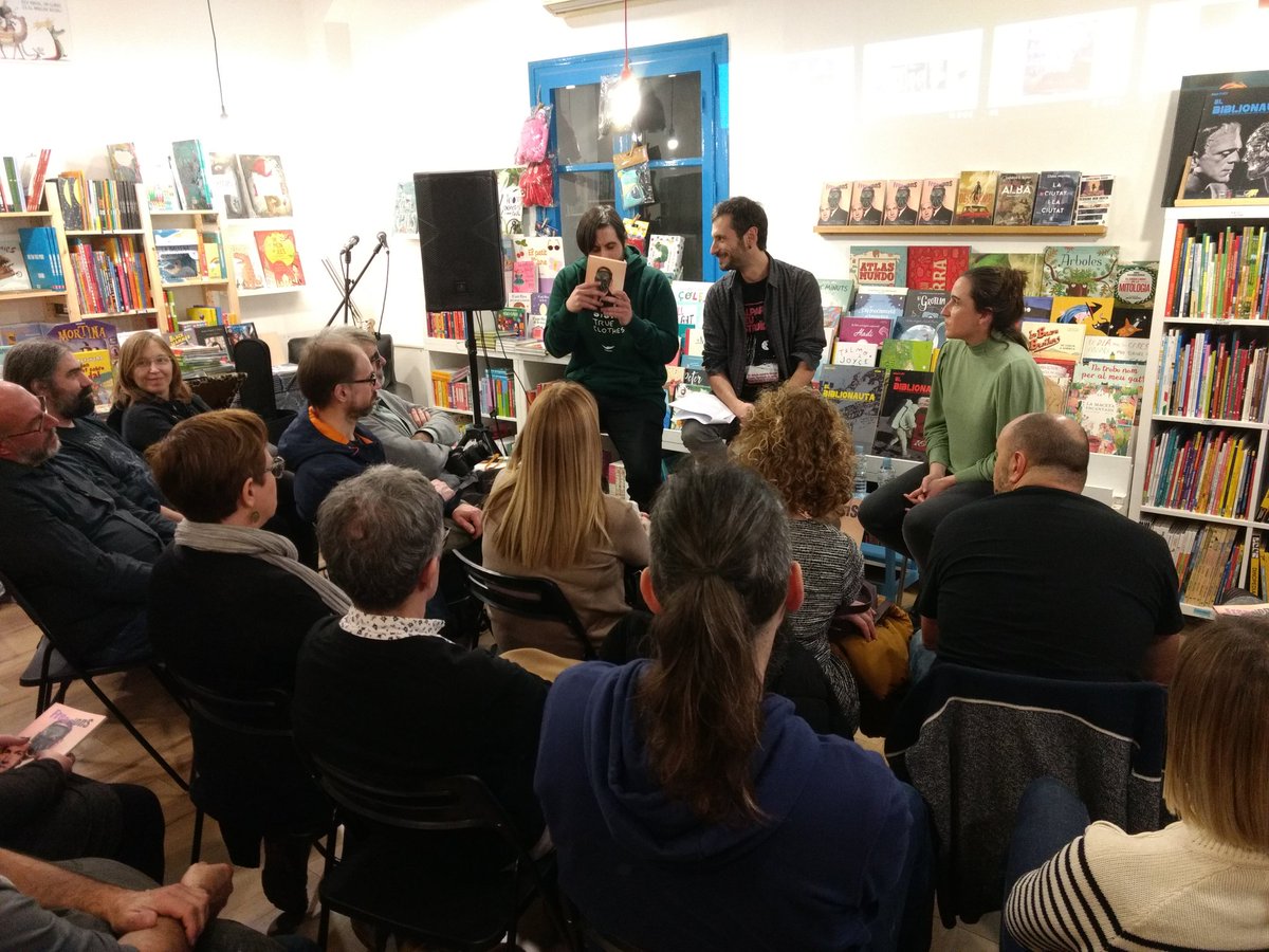 Gaudint molt escoltant  <a href="/ElBiblionauta/">El Biblionauta</a> i els amics de <a href="/MaiMesLlibres/">Mai Més</a> en la presentació de la revista #Freakcions núm. 5

#scifi #cificat @aacfc_cat <a href="/Sc2f2/">SCCFF</a>