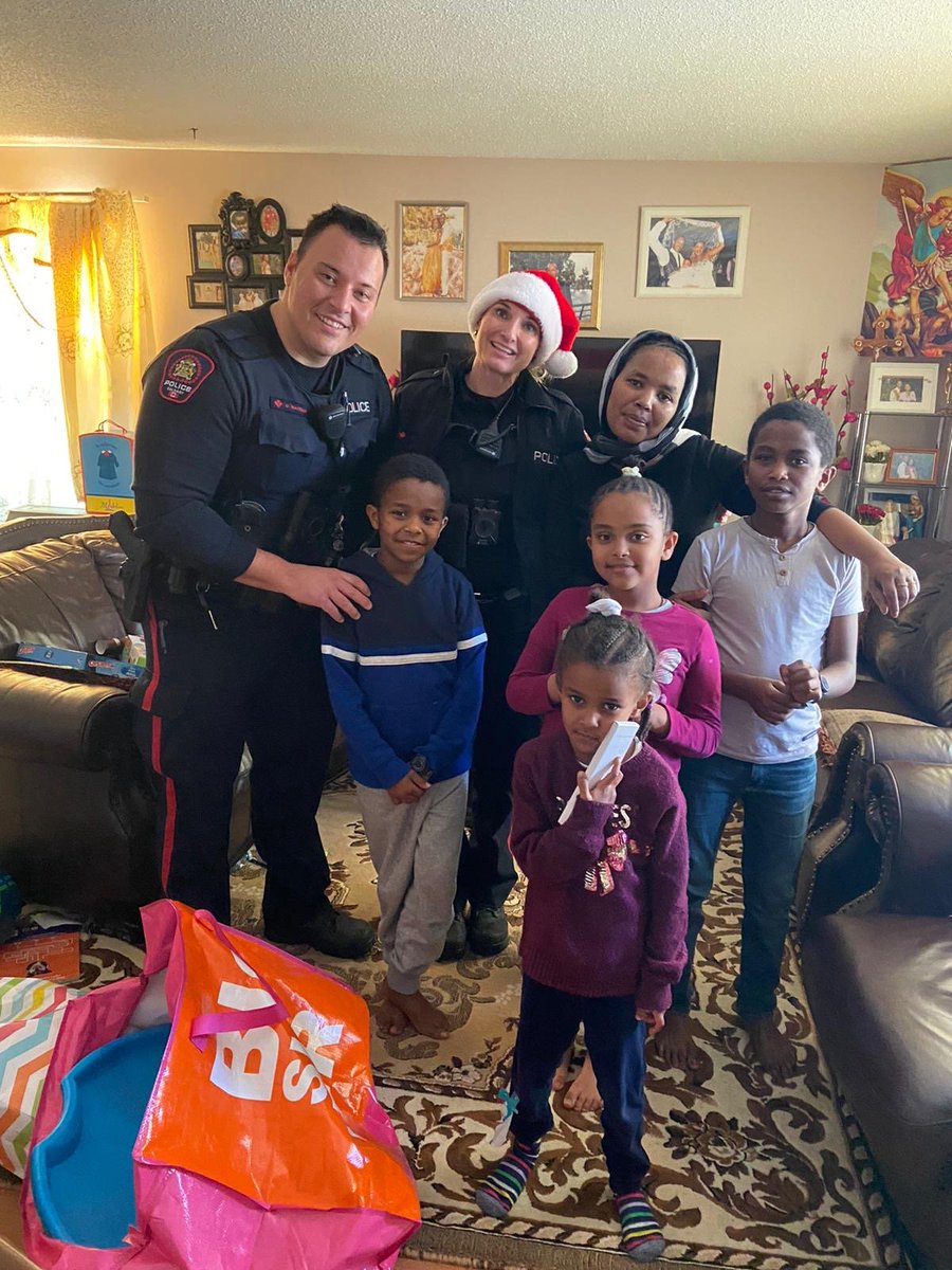 CalgaryPolice's tweet photo. Tragic circumstances led officers from District 4 to put together a number of gifts to surprise a #Calgary family on Christmas morning. Read more: https://t.co/ELTM92eXIq #yyc cc: @InspRashid https://t.co/vLhTjQyQ6L