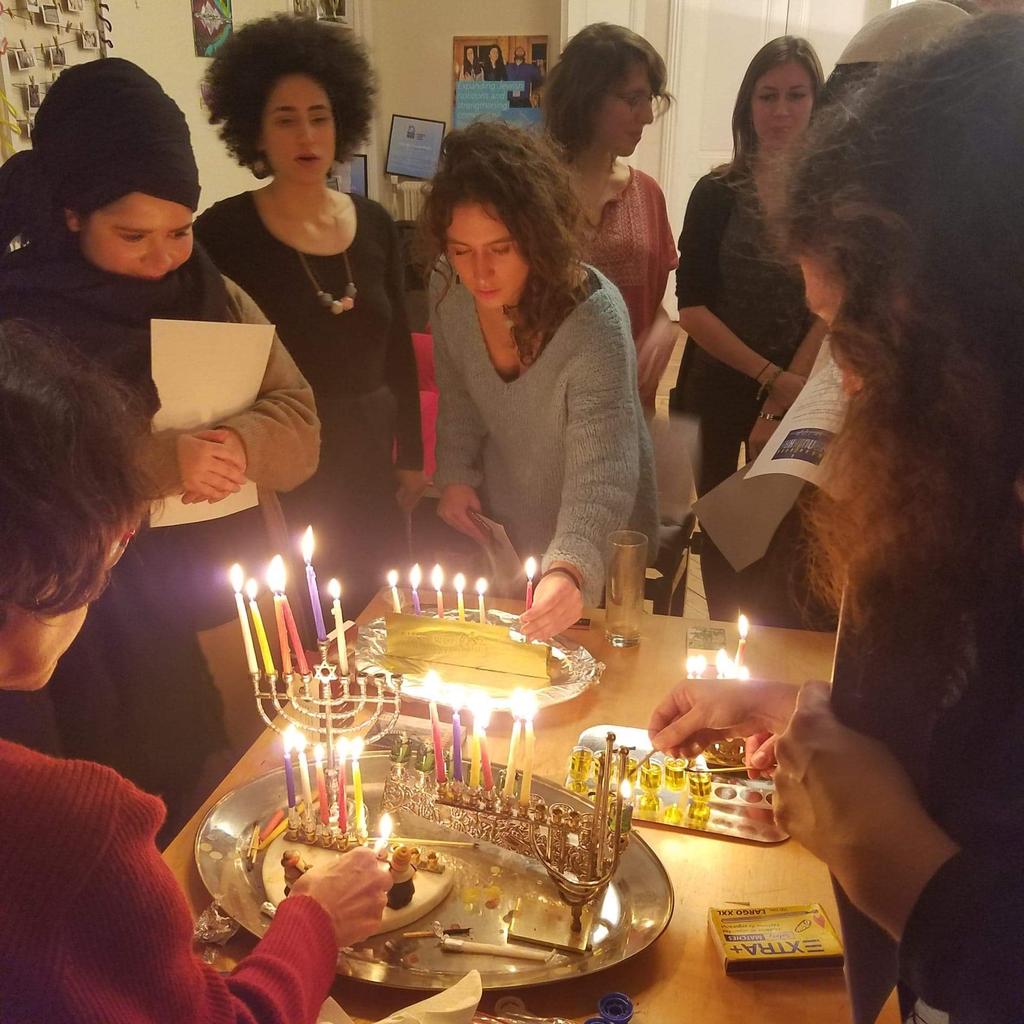 #Hanoucca sameah ! Rallumons les Lumières, pour la paix, l'amitié et l'esprit critique ! <a href="/MoisheHouse/">Moishe House</a>
