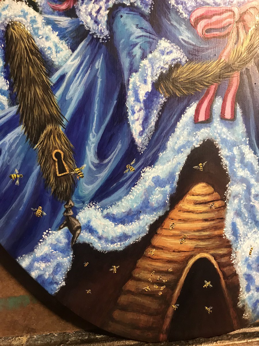 CreatrixRealms's tweet photo. The smallest brush is being used for these little bees 🐝❤️ #bee #savethebees #beeart #queenbee #honeybee #fantasyart #create #wip #story #imagine  https://t.co/ge7qTbkElN https://t.co/cpHUQwR4E0
