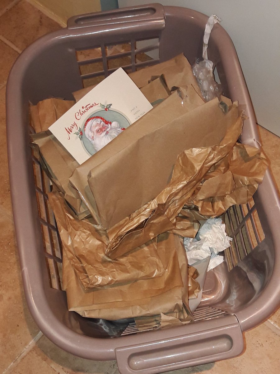 Plasticseize's tweet photo. Plasticseize have been good this xmas with most of the gifts wrapped in brown paper #brownpaper #recycling https://t.co/6dfCZPEeGu