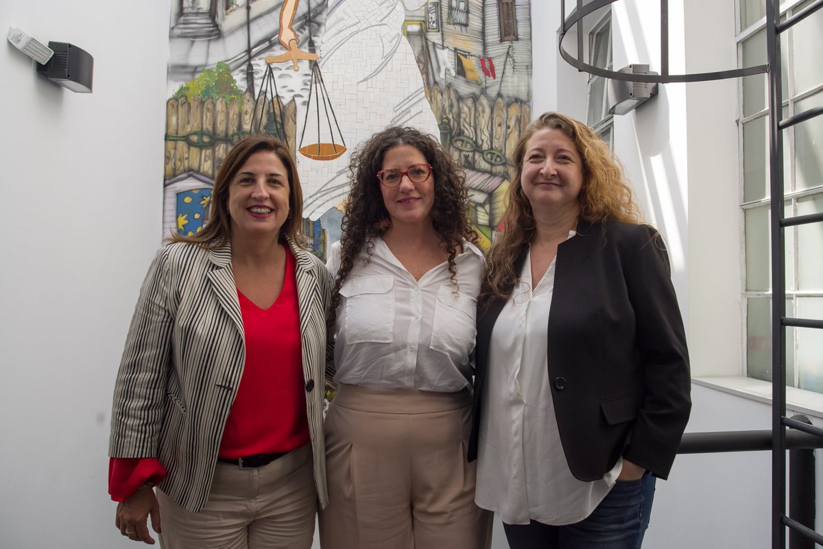 cjmcaba's tweet photo. Las legisladoras @mariarosamuinos y @NeiraClaudia recorrieron el centro junto la consejera a cargo de la OMVD @asalvatelli https://t.co/0gqYAoElfV