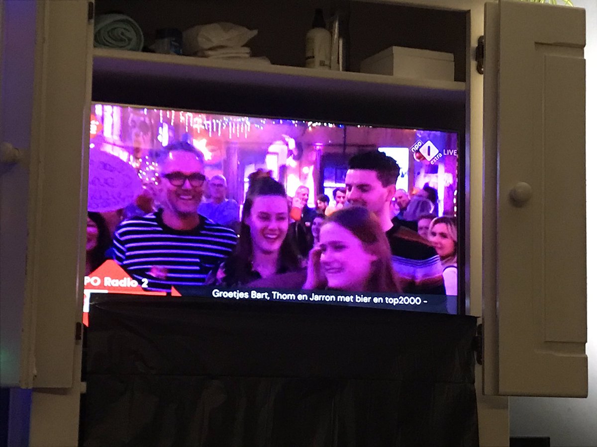 RebeccadeMan's tweet photo. Zo, kunnen we onze jaarlijkse #top2000 quiz hoiden zonder valsspelen. @NPO2 #traditie #oplossingen https://t.co/Jp3OJjcHj6