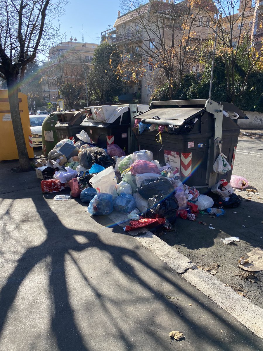 vcatalucci's tweet photo. Roma sotto le feste è veramente magica 💫 https://t.co/4wLL83wS92