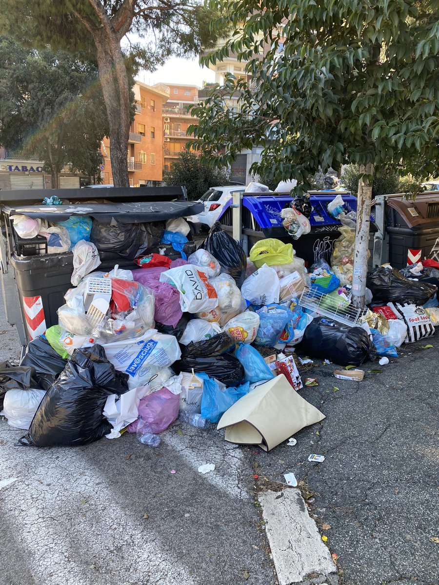 vcatalucci's tweet photo. Roma sotto le feste è veramente magica 💫 https://t.co/4wLL83wS92