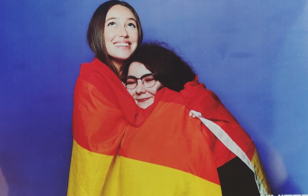lafeedudrame's tweet photo. Et bien sûre, #MerciRE pour m'avoir fait rencontrer Alycia et surtout de m'avoir permis de faire son fanbook. C'etait un des plus beaux week-end de ma vie et j'en serai toujours reconnaissante. L'aventure s'arrête vraiment trop vite.. J'espere vous revoir sur d'autres projets ❤️ https://t.co/ns4AK6mPXR