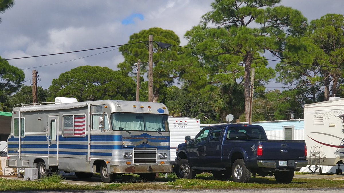 slirt's tweet photo. Again #FloridaCar a bust this week, but vintage #RV @itsvantime at the ol' mobile home park #isitBethOrBath 🇺🇲 https://t.co/eiHT2Yaa9B