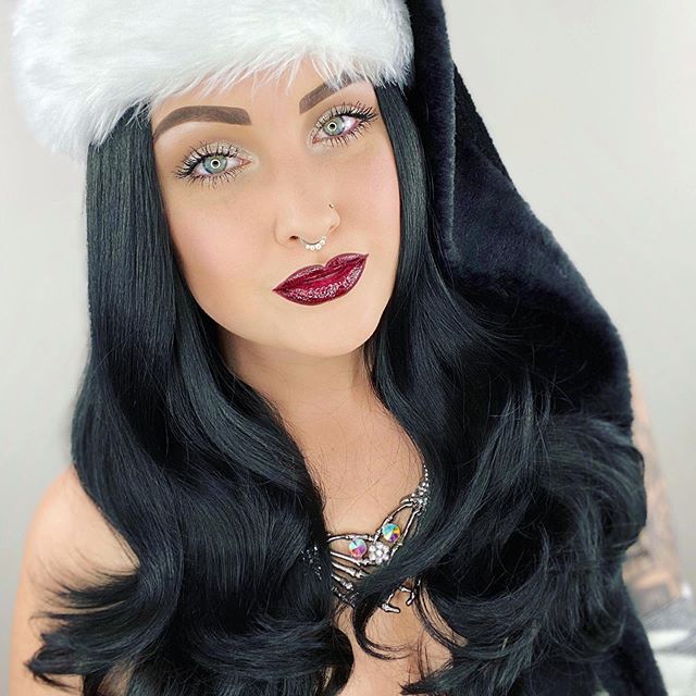 #Holiday look by @jacquelynmarieh 🌲 🎅
Did santa forget your #DivaRingLight? Don't worry our sale is still going on!
bit.ly/2PBREi5 👈 
Get $30 off 18" Diva Ring Lights. Use coupon code: HOLIDAY19 at checkout.
#DivaRingLightbag is $10 off! Bag offer applies to cart!