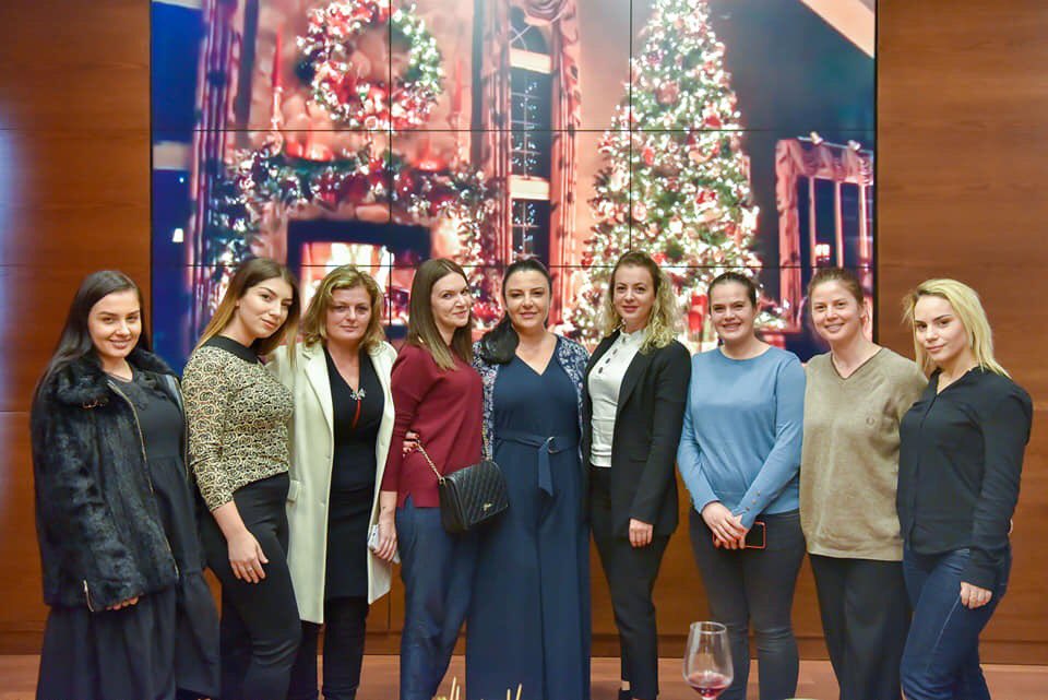 BGonxhja's tweet photo. 😍 Targa Suvenir të personalizuara për gazetarët në takimin me Ministren @BallukuBelinda në prag të🎄Vitit të Ri! 
Këtë rradhë ishte ndryshe, një 🤝takim “pa lajme”, por vlerësues dhe mirënjohës për punën e tyre në çdo moment. Jo gjithmonë dakord, por çdo herë të hapur e korrekt! https://t.co/wjKpXWN63Z
