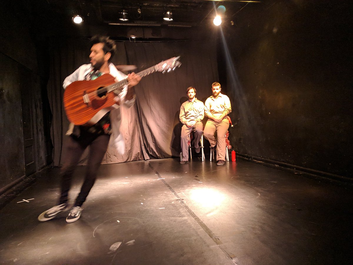 Bhspikeuno's tweet photo. Pasando una noche fantástica de teatro y humor #implosiones @GrapadoraTeatro no os lo perdáis https://t.co/c8f3MwHxBA