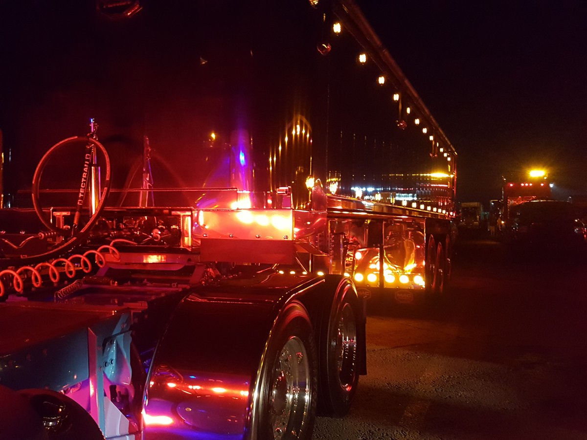 IMFLEETMATTRESS's tweet photo. Fireworks upset the pup, so a truck light show will suffice for a Happy New Year. #fleetmattress #peterbilt #kenworth #macktruck #volvotruck #westernstartrucks #dogwood #freightliner #truckersedge #kenly95truckstop. Custom mattresses for semi-truck. https://t.co/77NfBDcWXJ https://t.co/FoZsoTkof3
