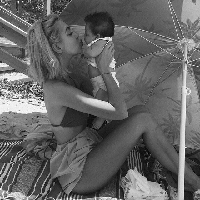 mamadisrupt's tweet photo. These beach babes 😍📸 @themollierose #motherhood #love https://t.co/B4UR2g44Hr https://t.co/Ctedjyl6bp
