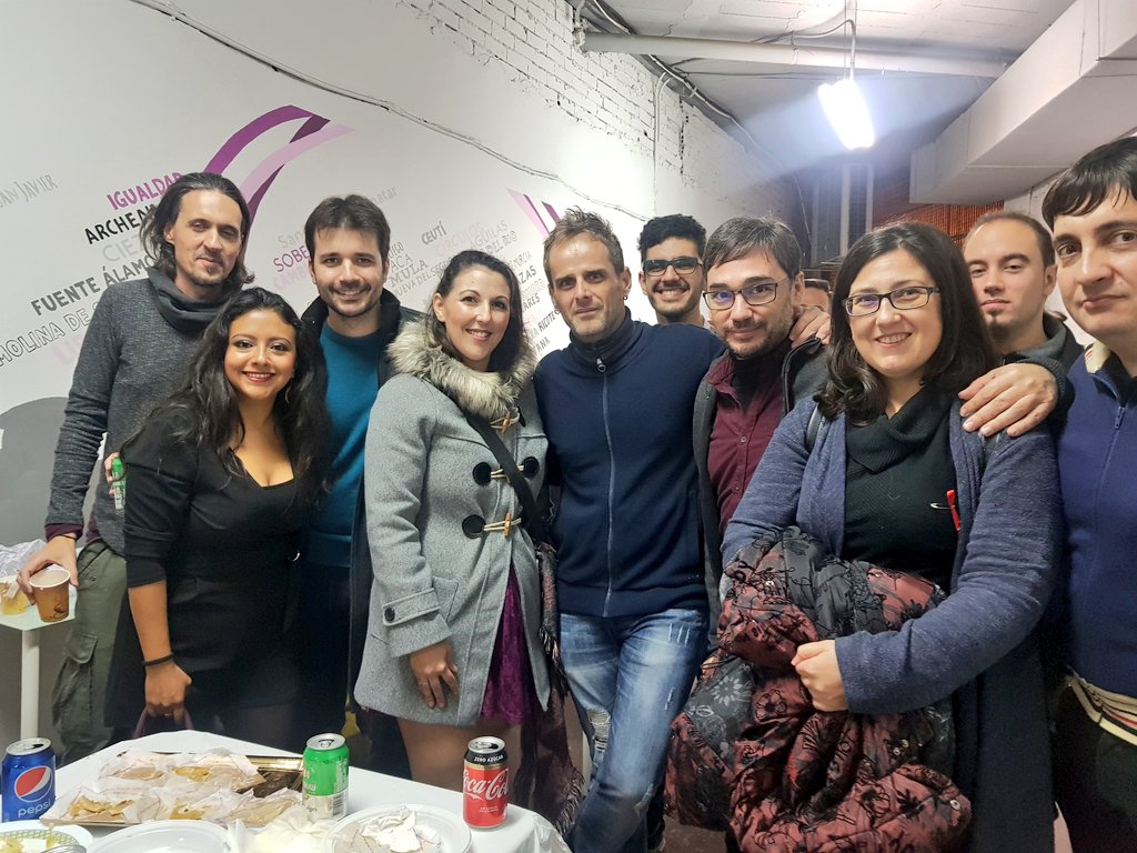 IUVRM's tweet photo. Compañer@s de @podemosmurcia e @IUVRM compartiendo raticos buenos con gente bonica 😊

#UnidasPodemos en las luchas y en las celebraciones, por un año 2020 lleno de rebeldía y conquista de derechos ✊🏽 ❤💜✊🏽 https://t.co/om8Eu0Arqv