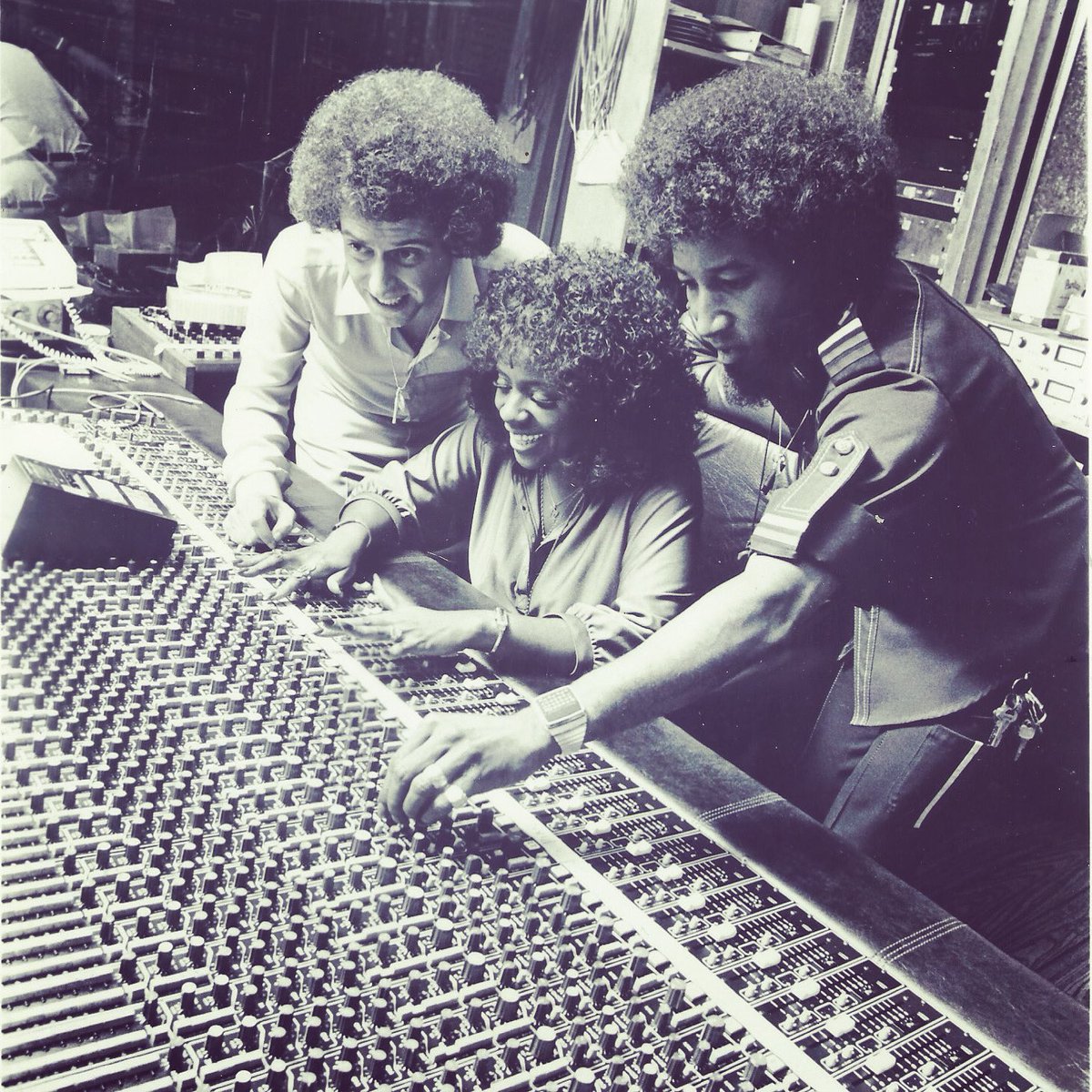 fpbeatsngrooves's tweet photo. Throw on some good music if you’re trying to SURVIVE the holidays 😄 #freddieperren #gloriagaynor #dinofekaris #iwillsurvive #polydor #grandslamproductions #disco #motown #randb #harrisonconsole #mj #universalmusicgroup @gloriagaynor @polydorrecords @harrisonconsoles https://t.co/2lYQ1egQlP