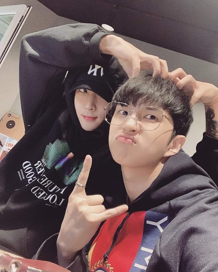 Ravioli_twt's tweet photo. 💣 𝐔𝐏𝐃𝐀𝐓𝐄 » 19.12.27
#THYJOY #THY2NDSINGLE
Nosotros seguimos celebrando un poco y nos encontramos escuchando eta canción que transmite mucho espíritu navideño. https://t.co/Ztwtz7Dp2Z
