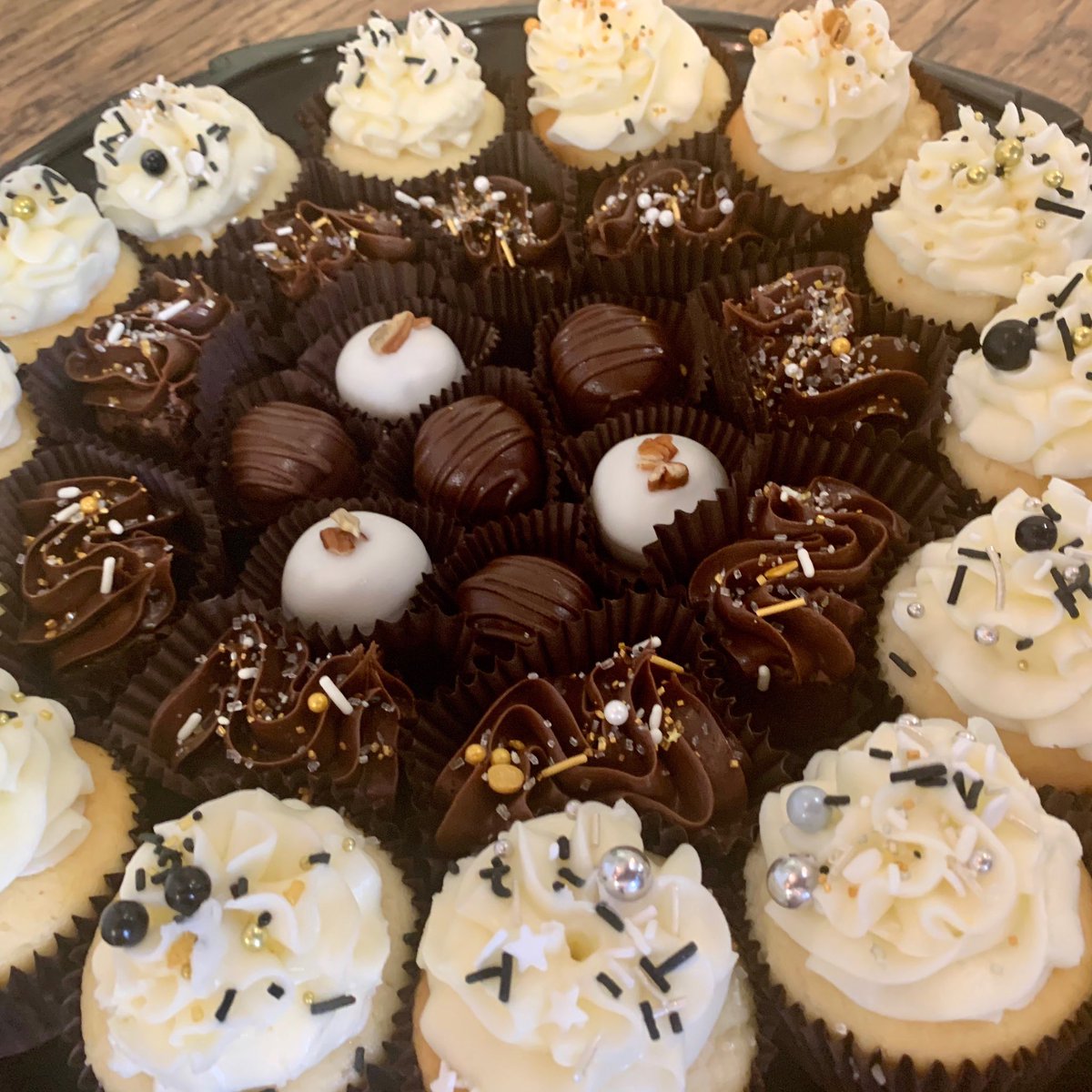 LittleCakes1's tweet photo. Little Cakes has you covered with dessert on New Year’s Eve. (318)445-5226 #littlecakeswithbigattitude #NewYearsEve #dessert #dessertplatter #tuesday #shoplocal #eatherecenla https://t.co/0daZt1aM7C