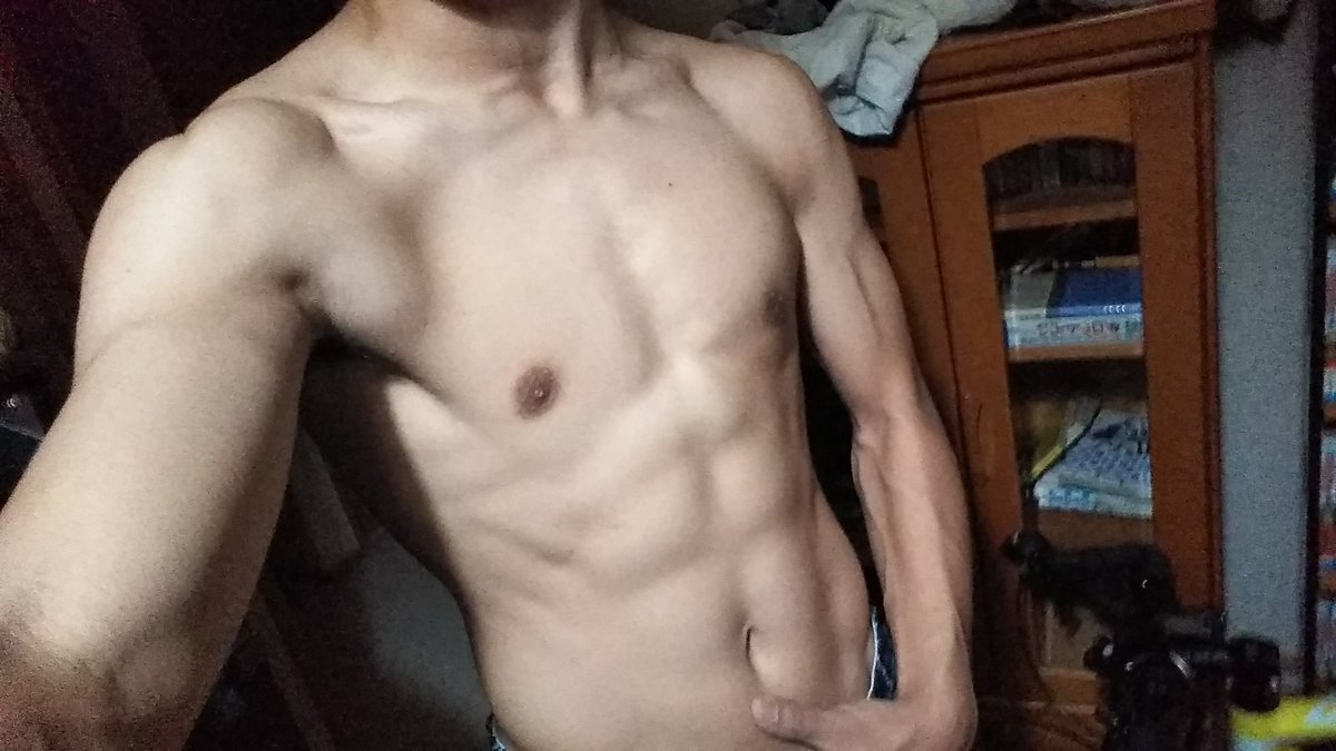 1ヶ月間ツイートしてなかった
寒くなると布団にいたくなって
どーしても筋トレサボっちゃう
だいぶ筋肉落ちたぞ…
((バレンタインまでに
                            板チョコにする))
#腹筋 #筋トレ垢さんと繋がりたい 
#筋トレ男子 #モテない