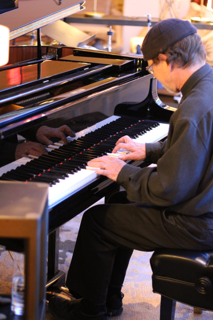 Live jazz Wednesday through Saturday from 7pm to 11pm in Fort Collins’ most unique and stylish venue – The Sunset Lounge!  

#sunsetloungeftcollins #sunsetlounge #haveyouseenthesunset #oldtownfortcollins #rooftopbar #craftcocktails #wine #beer #views #livemusic #jazzmusic