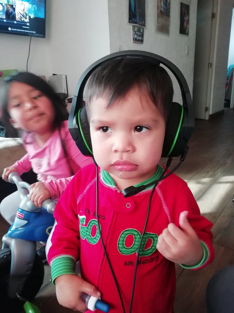 GaboTrejo16's tweet image. Mini Webi testeando los #HyperXCloud de #Xbox