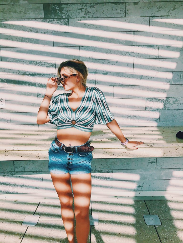 libby_fifer's tweet photo. Sayin ✌🏽to Indiana cause I’m never coming home https://t.co/yyEXcIWCdZ