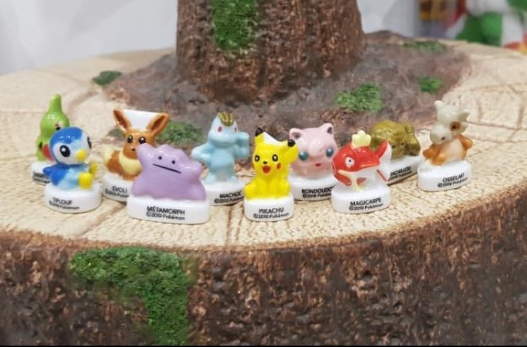 Mâmotto Pokémon Collection on X: Vous aimez les galettes et les fèves ?  Cette année une nouvelle série de fèves sera disponible dans certaines  boulangeries. #goodies #Pokemon #GoodiesPokemon #PokemonGoodies #fève  (Merci à