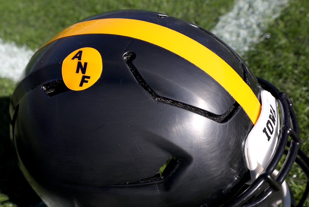 HawkeyeFootball's tweet photo. A @HolidayBowl tribute to two great #Hawkeyes | @LegacyHawks https://t.co/fZVqqi919F