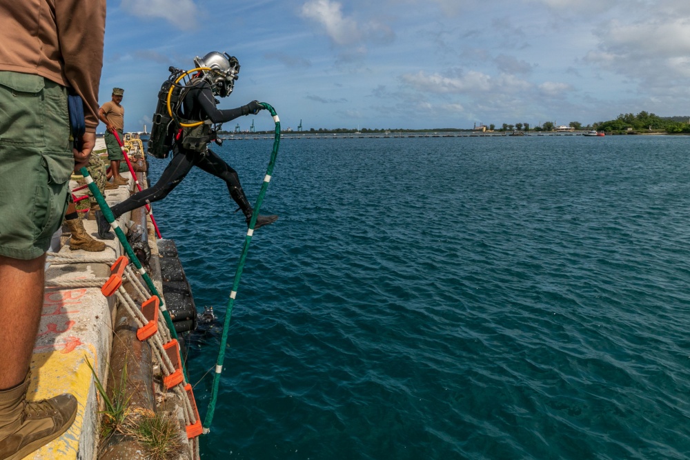 USPACOM's tweet photo. .@PacificFleet Sailors assigned to Underwater Construction Team #UCT2 Construction Dive Det. Bravo #CDDB are performing maintenance on a @NBGuam wharf. #ForgedByTheSea #MarineRepairs #Readiness #FreeandOpenIndoPacific. https://t.co/YXWmIbVHcV