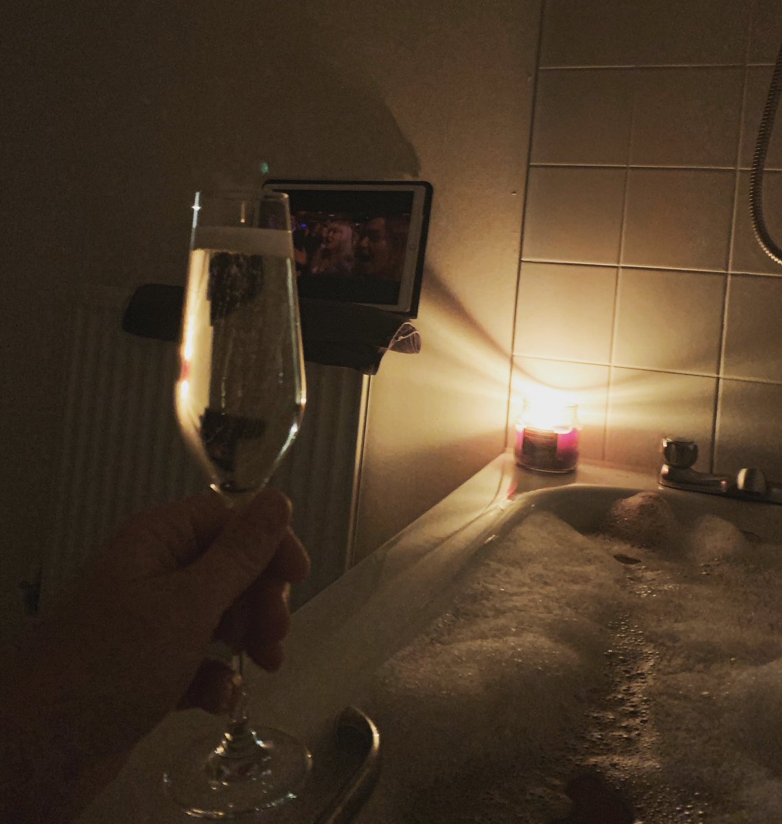 HM071977's tweet photo. Weekend Between Christmas & New Year & Im Unusually Not Only In The Country But At Home What Could Be More Perfect, Cheers Campers ๐๐ #home #relax #bubblesinbubbles https://t.co/IfRGTCruif