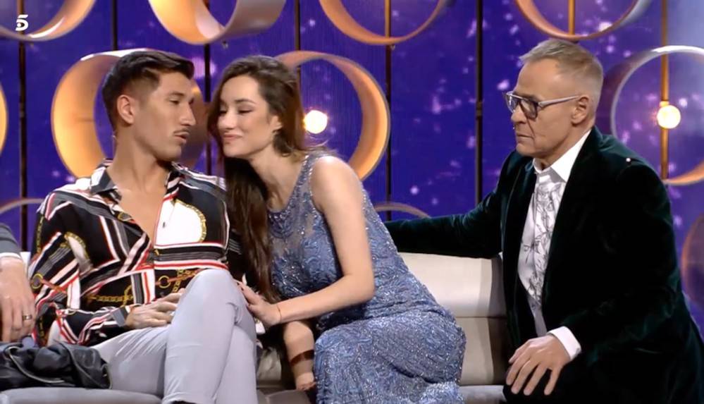 TarantinoToriya's tweet image. #deluxe 
#GHVIP27D 
#SomosLaAudiencia27D 
Adara: puede que sintiera Gianmarco algo dentro de la casa , pero ahora prefiere la televisión y el dinero
Este #sabadodeluxe promete salseo 🙏
Gen Italiano??
Último vídeo⬇️
youtu.be/cT8YjVIckDw