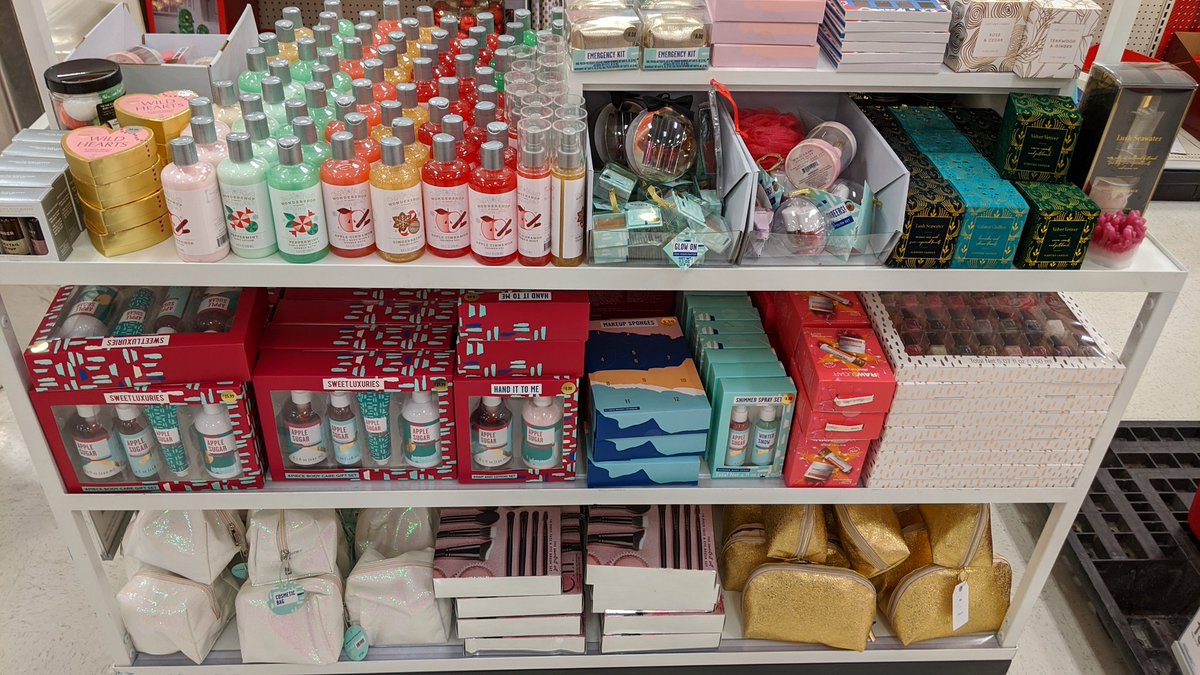 jennhrtm's tweet photo. Shout out to our VM for condensing and re-condensing amplified gifting and making it look great for our guests shopping the #greatwinterclearancedash ! #T2379 #WinchesterNorthTarget https://t.co/jKT61QqJWG