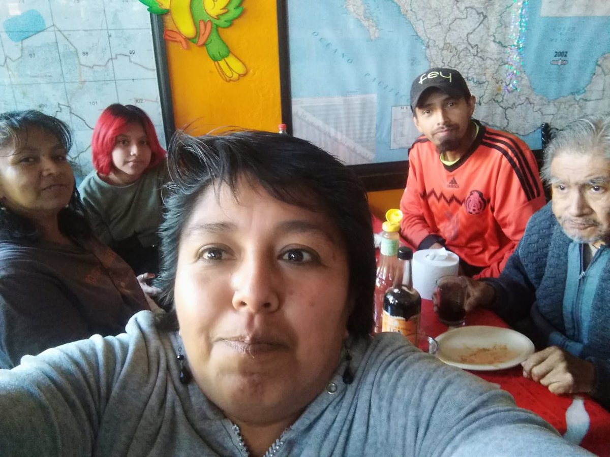 Ivanlop34960602's tweet photo. @OyePonchoYezka #TengoElPoderDe tener una bonita familia aunque de repente me regañen https://t.co/x02MS2KyOE