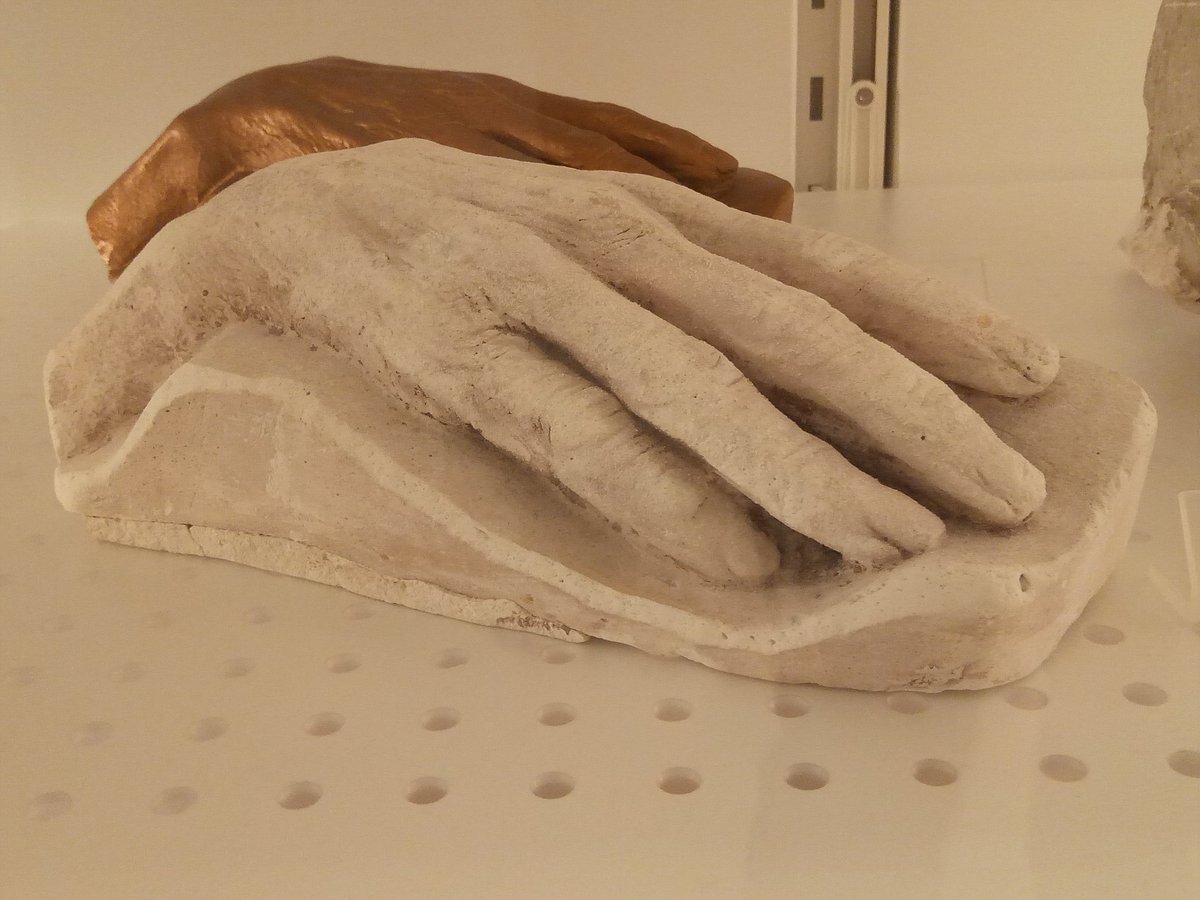 MsLisaHerbert's tweet image. 😵📙 You won’t only find Henry Lawson’s poetry and short stories in a library. I stumbled on his DEATH MASK during a visit to the @statelibrarynsw. He died from a stroke in 1922. #deathmask #poetry #library
thebottomdrawerbook.blog/2019/12/27/boo…