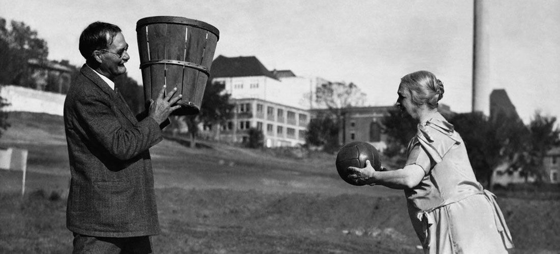 SpfldMuseums's tweet photo. Some #SpringfieldHistory featuring some @Hoophall history courtesy of #MassMoments from @MassHumanities "December 21, 1891 First Game of Basketball Played in Springfield" https://t.co/rN4z3cMYhT https://t.co/pp5NdPw5v1