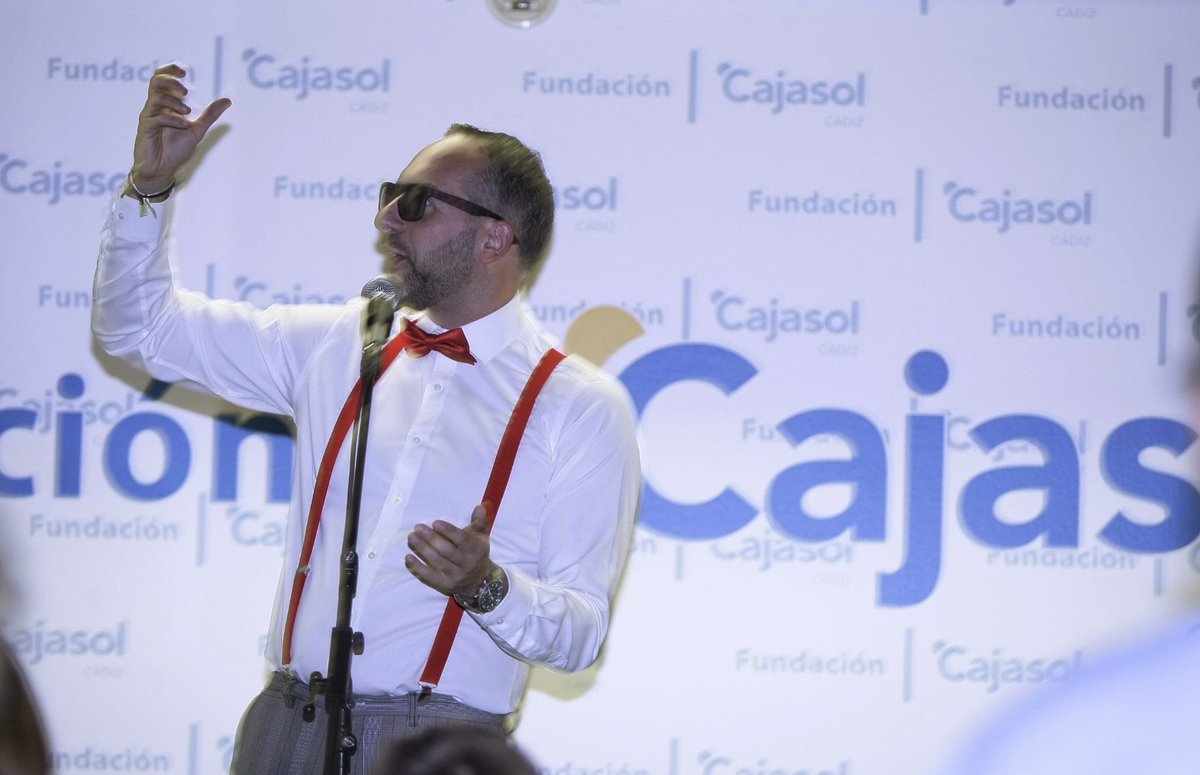 Cajasol's tweet photo. El ingenio de @mmorera79 causa sensación en el público de @Cajasol #Cádiz con su #monólogo 'Humor por #Navidad! 🤣🤣🤣🔝🔝🔝 https://t.co/zI7uixc9Ky #GozosFCajasol https://t.co/ehWOjmAMAT