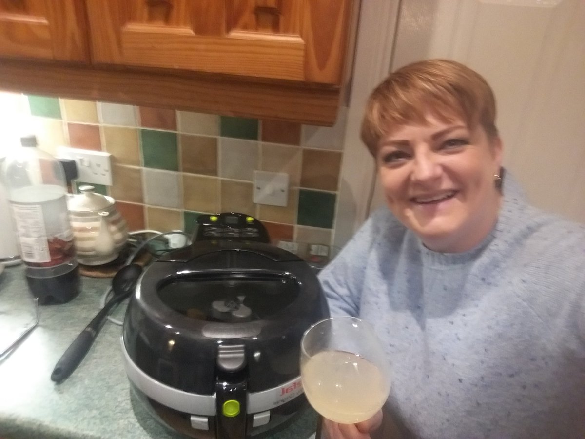 jayners25's tweet photo. Loving my new BFF 😂 @TefalUK Actifry Original 1kg. Cooks your dinner, warms you up, doesn't talk back and no @BBCfightingtalk!  Perfect whilst enjoying a spiced pear gin cocktail, courtesy of @craftginclub  #greentool #crispychips #tefalactifryapp https://t.co/S71ZlIwD5f